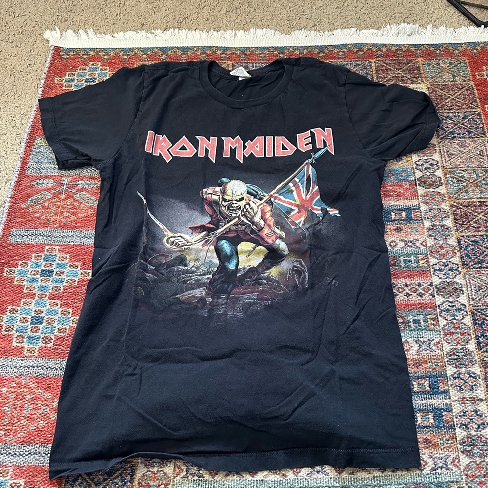 Iron Maiden graphic t shirt black and red titling